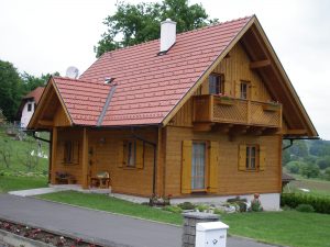 Holzhaus von seitlich